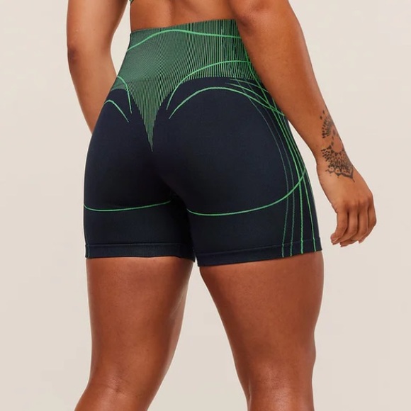 Apex Seamless Shorts and Bra Set - Picture 2 of 6